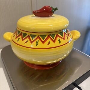 ONEIDA La Fiesta! Southwestern Chili Pepper Casserole Dish w/ Lid, Tureen 2.5 Qt